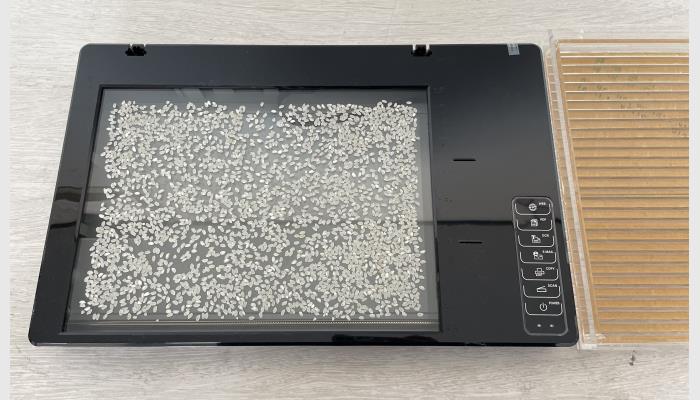 SC-E0型大米外觀(guān)品質(zhì)檢測(cè)儀，又稱(chēng)稻米品質(zhì)分析儀，米質(zhì)判定儀，大米外觀(guān)品質(zhì)分析儀?？梢淮涡詼y(cè)量自動(dòng)分析30g以上大米樣品的整精米率、碎米率、堊白度/率、黃粒米率、大米顏色黃度指數(shù)、大米白度等。